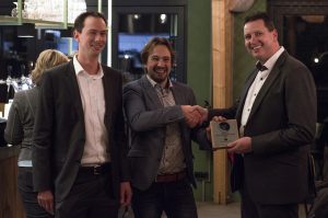 Bastiaan van der Noort overhandigt Business Impact Award